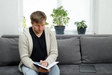 İş yerinde bir adam portresi