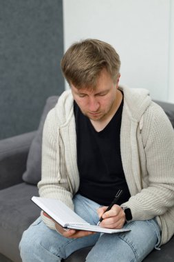 İş yerinde bir adam portresi