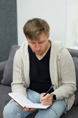 İş yerinde bir adam portresi