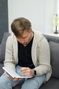 İş yerinde bir adam portresi