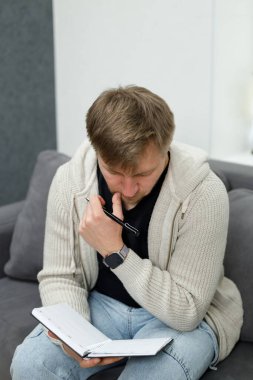 İş yerinde bir adam portresi