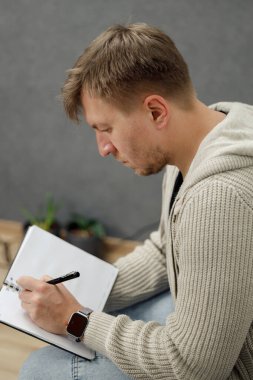 İş yerinde bir adam portresi