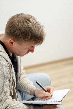 İş yerinde bir adam portresi