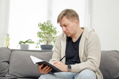 İş yerinde bir adam portresi