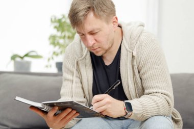 İş yerinde bir adam portresi