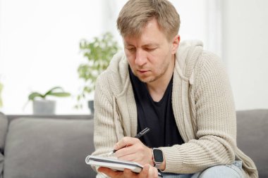 İş yerinde bir adam portresi