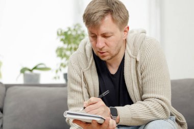 İş yerinde bir adam portresi