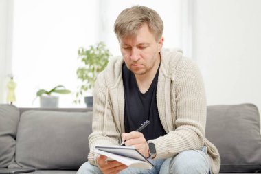 İş yerinde bir adam portresi