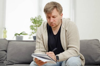 İş yerinde bir adam portresi