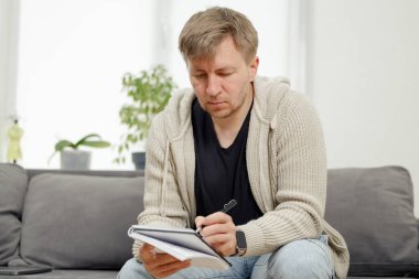 İş yerinde bir adam portresi