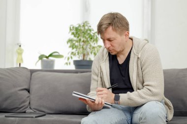 İş yerinde bir adam portresi