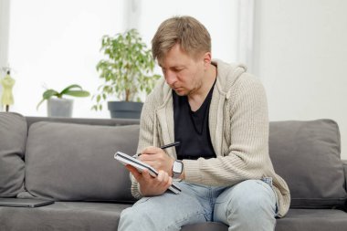 İş yerinde bir adam portresi