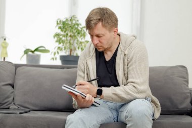 İş yerinde bir adam portresi