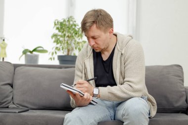 İş yerinde bir adam portresi