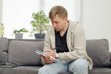 İş yerinde bir adam portresi