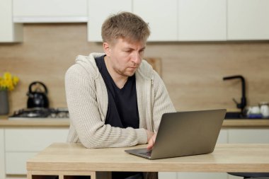 İş yerinde bir adam portresi