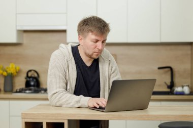 İş yerinde bir adam portresi