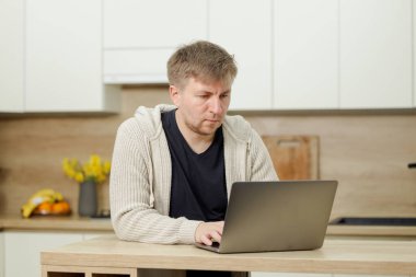 İş yerinde bir adam portresi