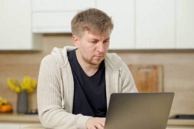 İş yerinde bir adam portresi