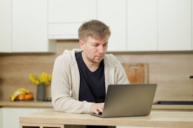 İş yerinde bir adam portresi