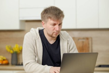 İş yerinde bir adam portresi