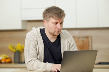 İş yerinde bir adam portresi