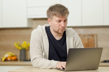 İş yerinde bir adam portresi