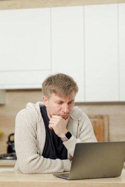 İş yerinde bir adam portresi