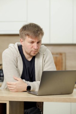 İş yerinde bir adam portresi