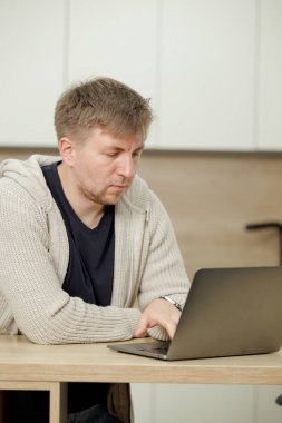 İş yerinde bir adam portresi