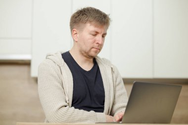 İş yerinde bir adam portresi