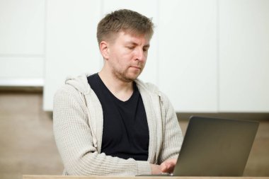 İş yerinde bir adam portresi