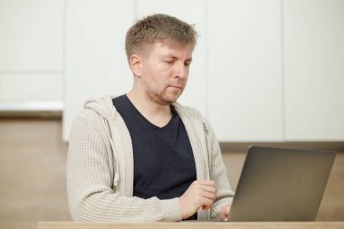 İş yerinde bir adam portresi