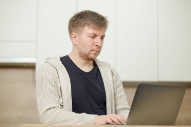 İş yerinde bir adam portresi