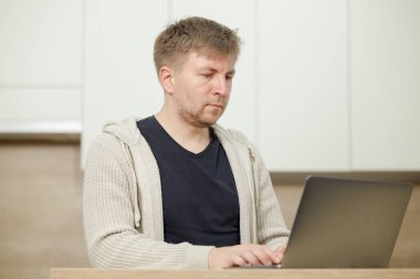 İş yerinde bir adam portresi