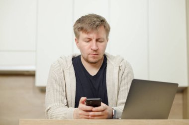 İş yerinde bir adam portresi