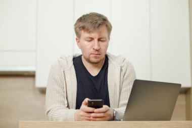 İş yerinde bir adam portresi