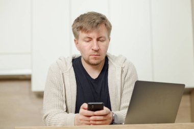 İş yerinde bir adam portresi