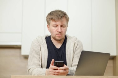 İş yerinde bir adam portresi