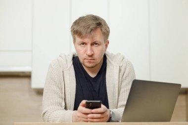 İş yerinde bir adam portresi