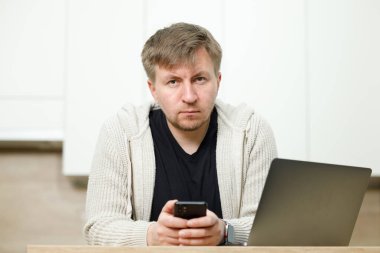 İş yerinde bir adam portresi