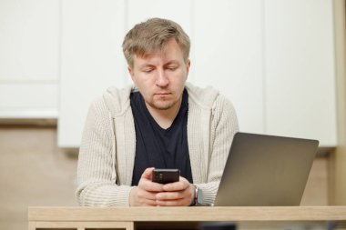 İş yerinde bir adam portresi