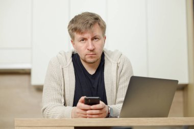 İş yerinde bir adam portresi