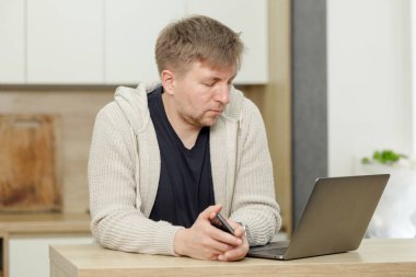 İş yerinde bir adam portresi