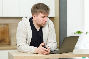 İş yerinde bir adam portresi