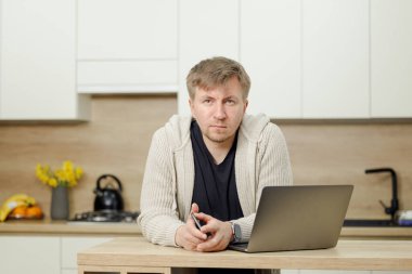 İş yerinde bir adam portresi