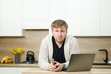 İş yerinde bir adam portresi