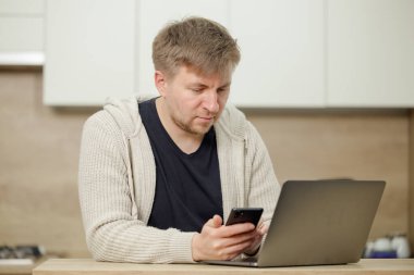 İş yerinde bir adam portresi