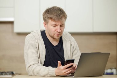 İş yerinde bir adam portresi