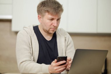 İş yerinde bir adam portresi